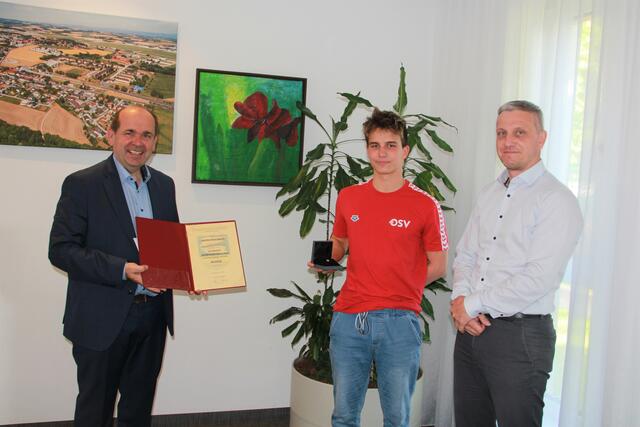 Als Anerkennung für seine besonderen sportlichen Leistungen wurde Jakob Höglinger das Sportehrenzeichen in Gold verliehen. | Foto: Marktgemeinde Hörsching