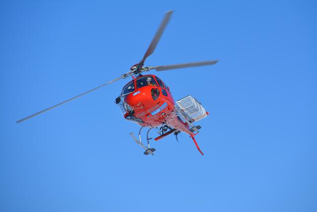 Der Arbeiter wurde vom Rettungshubschrauber in das Unfallkrankenhaus Salzburg geflogen. | Foto: BBL