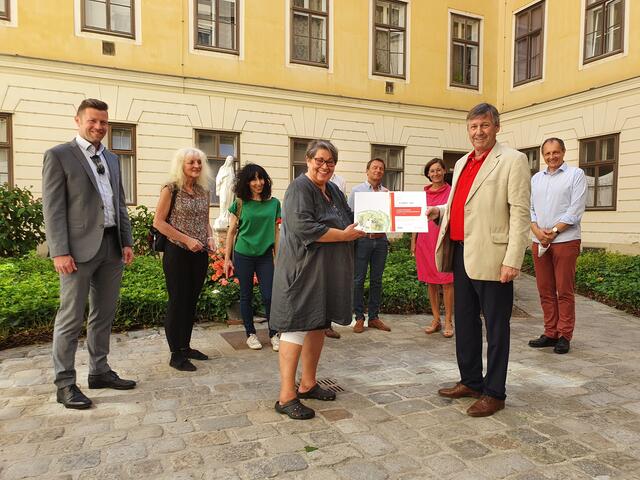 Bezirksvorsteher Erich Hohenberger übergab die 3.000 Euro hohe Spende an die Einrichtung Elisabethbrot. | Foto: BV3