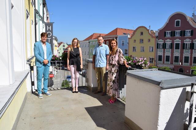 V.l.: Bürgermeister Franz Angerer, Daniela Pöschl, Matthias Zauner und Eva Panholzer. | Foto: Stadtgemeinde Schärding