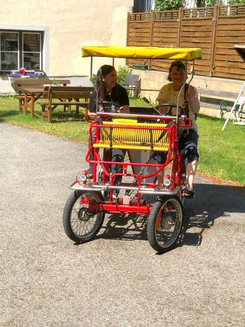 Drei Erwachsene und zwei Kleinkinder haben in einem Tretmobil Platz. | Foto: privat