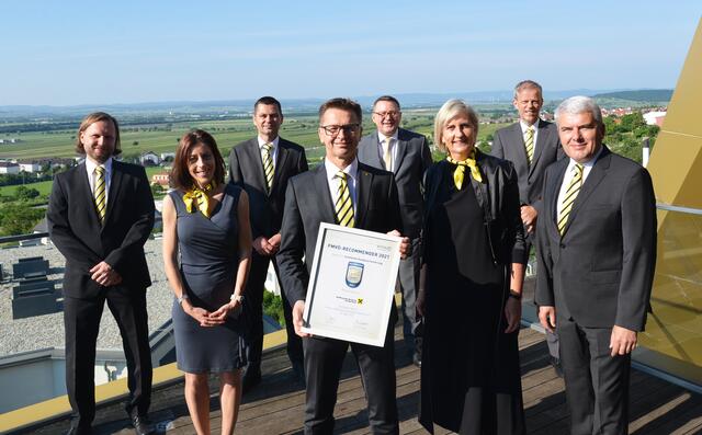 Freuen sich über das Gütesiegel: Johannes Handler, Christina Locsmandy, Roland Reuter, Rudolf Suttner, Ernst Bucsich, Heidi Jäger, Gernot Supper und Alfred Moser
  | Foto: Raiffeisenlandesbank Burgenland