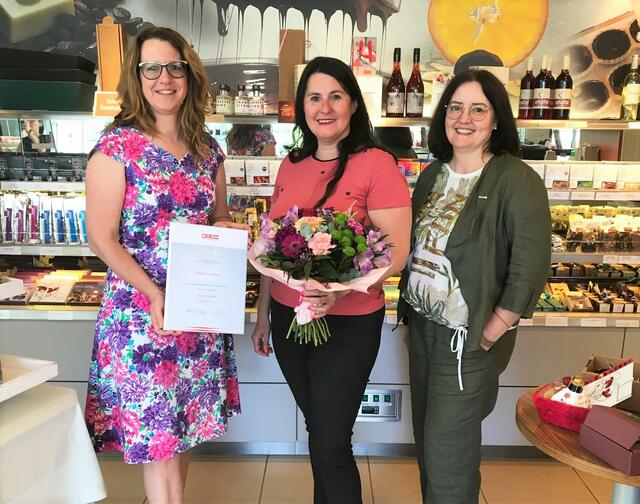 Ehrung: Frau in der Wirtschaft-Landesvorsitzende Petra Schumich mit Sandra Spiegel und FiW-Geschäftsführerin Charlotte Jautz 
 | Foto: WKB