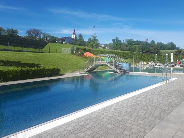 Eine bunte Rutsche ziert das Freibad in Kirchberg. | Foto: Gemeinde Kirchberg ob der Donau