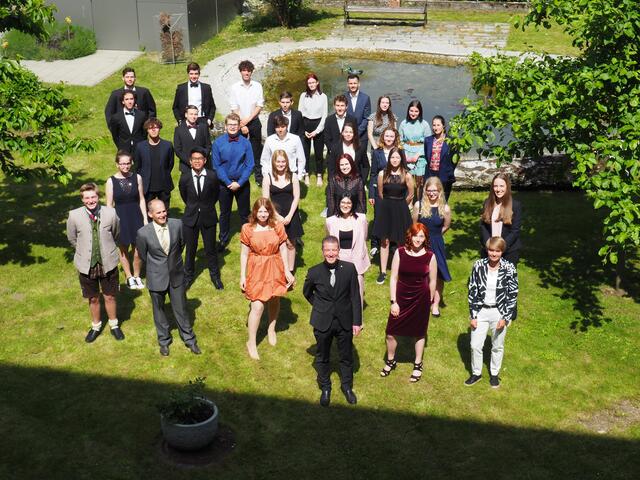 Schüler in alphabetischer Reihenfolge: Andrea Batzula (AE), Hemma Bauer (AE), Lioba Bauer (AE), Julian Berger (GE), Onur Dinler, Cathrina Dominik (AE), Jakob Eder, Anja Entenfellner (GE), Sarah Felbermair (GE), Jakob Fetz (GE), Jakob Friedl, Selina Gelbmann, Anja Haberger, Tobias Habermayer (GE), Matej Ilisin (AE), Alrike Kolouch, Dorian Lindorfer, Julia Luttinger (GE), Cara Manzenreiter, Valerie Mauchamp-Fessl (AE), Laurent Nhim (GE), Felix N meyer (AE), Nadja Preimess (GE), Emela Prlja, Chiara Schlager (AE), Martin Schoisswohl (GE), Tobias Stadler, Kevin Steier, Lena Wagner
Klassenvorstand: Mag. Herbert Kastner Direktor: MMMag. Florian Koblinger | Foto: Birgit Stöffler