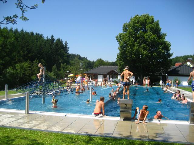 Das Freibad in Oberkappel ist ein beliebter Treffpunkt im Sommer. Von den Organisatoren des Ferienspieles Oberkappel und Pfarrkirchen werden hier auch regelmäßig Schwimmkurse angeboten. | Foto: Marktgemeinde Oberkappel