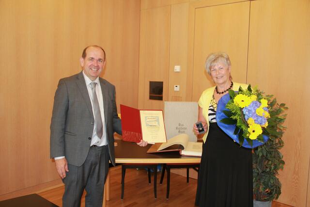 Als Dank für ihr Engagement und ihre Mitgestaltung wurde Hörschings Vizebürgermeisterin a. D. Regina Habith der Ehrenring der Marktgemeinde Hörsching verliehen. | Foto: Marktgemeinde Hörsching