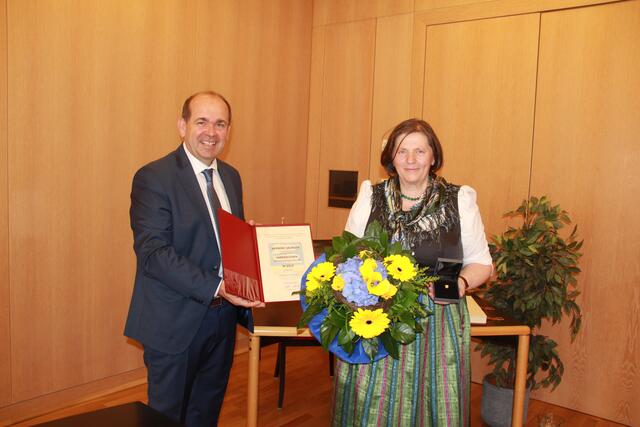 Für ihren Einsatz, ihr Engagement und ihre herausragende soziale Kompetenz erhielt Hermine Salinger das Ehrenzeichen aus Gold. | Foto: Marktgemeinde Hörsching