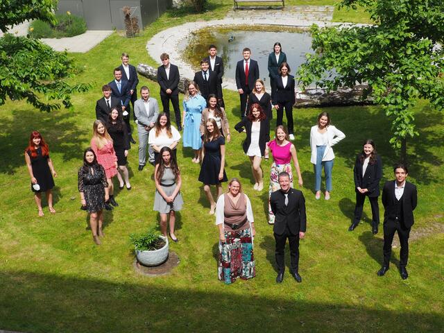 Julia Aigner (AE), Sarah Aigner (AE), Amina Becirovic, Isa De Deugd (AE), Andrea Estfeller, Julian Fischer, Marlene Gartner (AE), Niklas Grabmann (AE), Maren Grünbichler (AE), Philipp Gumpetsberger, Alexander Kiefer (GE), Alexander Kogler, Ivan Kramaric, Alina Lohse, Emma Mulahmetovic, Anna Niedersüss (AE), Dilara  ztürk, Sophie Schiendorfer (GE), Laura Schwab (AE), Armin Seferagic, Kaan Tarakci, Simon Tretter, Hannah Wachholbinger (AE), Francesca Wallner, Lisa Zehetmair
Klassenvorstand: Mag. Tamara Topolanek Direktor: MMMag. Florian Koblinger | Foto: Birgit Stöffler