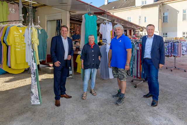  Auf dem Wochenmarkt von Groß-Enzersdorf: WKNÖ-Präsident Wolfang Ecker, Marktfahrerin Elfriede Fuchs, Obmann Gerhard Lackstätter und Landesgremial-Geschäftsführer Armin Klauser (v.l.). | Foto: Michael Hadek