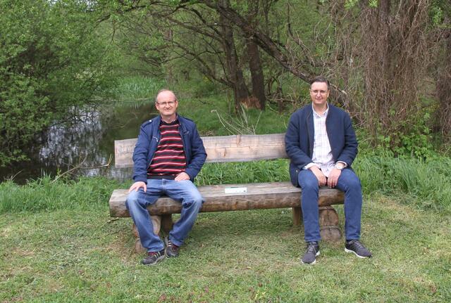 Im neuen Gemeindeschutzgebiet: Naturschutzbund-Landesgeschäftsführer Klaus Michalek (links) und Bürgermeister Thomas Novoszel. | Foto: Gemeinde Neuberg