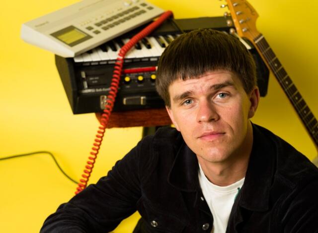 Er ist der „Posterboy" der unter Zehnjährigen, ein Liebling musikalisch aufgeklärter Eltern und der Fixstern am Firmament heimischer Kinderzimmerdiscos. Seit 2013 erspielt sich Matthäus Bär mit Wortwitz, Charme und einer gehörigen Portion Selbstironie landesweit Kinder- und Elternherzen | Foto: Nikolaus Ostermann