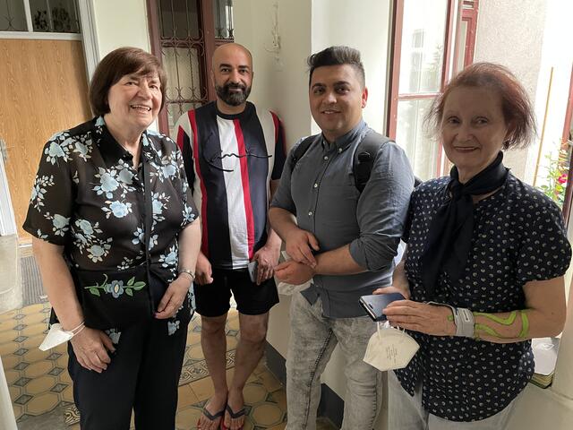 Stolze Amsel-Eltern: Ingrid, Tarek Zabout, Baset Bakhtani und Eva Fischer (v.l.) vor dem Fenster zum Amsel-Hof. | Foto: Karl Pufler