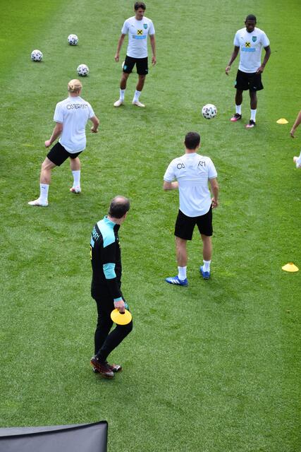 Teamchef Franco Foda schaut sich die Trainingseinheiten ganz genau an.