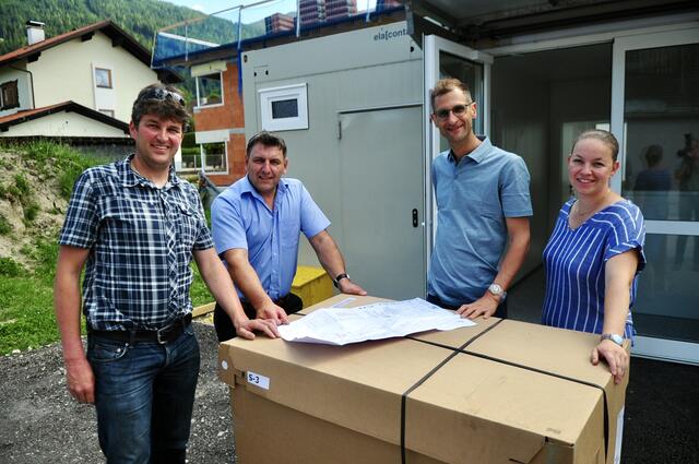 Die Container werden eingeräumt – die Pläne für das Ärztehaus lieger aber bereits vor.
V.l.n.r.: Vizebgm. Wolfgang Steiner, Bgm. Markus Haid, Christian und Andrea Pegger | Foto: Hassl