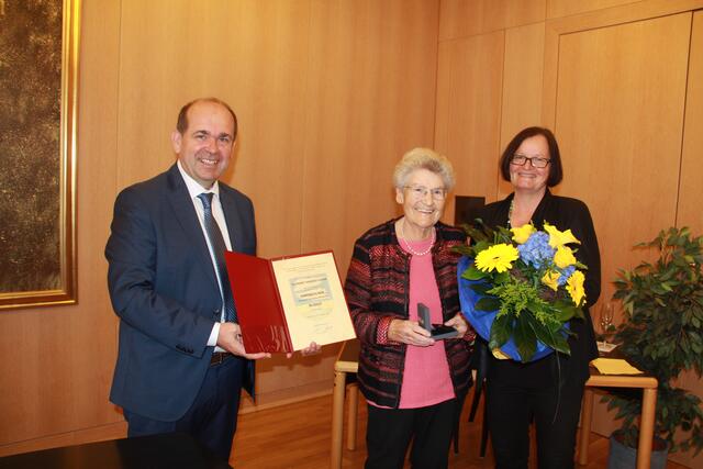 Ehrenamtliches Engagement: Eleonore Themessl-Huber wurde mit dem Ehrenzeichen in Gold ausgezeichnet. | Foto: Marktgemeinde Hörsching