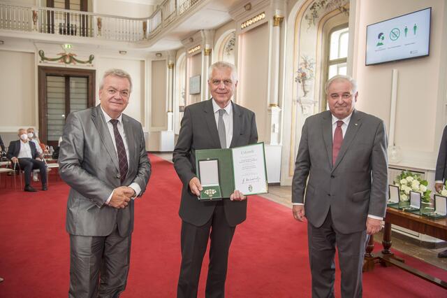Der langjährige Leobener Stadtamtsdirektor Wolfgang Domian erhielt das Große Ehrenzeichen des Landes Steiermark; flankiert von LH-Stv. Anton Lang und LH Hermann Schützenhöfer.