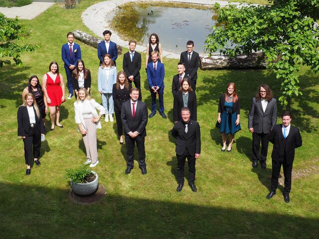 Elena Dicketmüller, Elena Fila, Sophie Gutöhrle (AE), Oliver Herbst, Hanna Kaineder, Nico Klinglmayr (AE), Sebastian Kranzer (AE), Paul Kronfuss (GE), Selin Kurtulus, Tamara Lackner, Anna Parlasek, Sophie Pflügler (AE), Johanna Pichler (GE), Stefan Plasser (AE), Alexander Schlor (AE), Samuel Szostak (GE), Felician Tr binger (GE), Katharina Weber (AE)
Klassenvorstand: Mag. Stefan Greindl Direktor: MMMag. Florian Koblinger
Nicht am Foto: Fabian Achilles (GE), Lea Kljajic | Foto: Birgit Stöffler