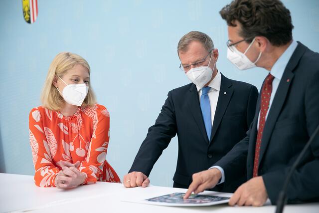 LH-Stellvertreterin Christine Haberlander, Landehauptmann Thomas Stelzer und Kepler Universitätsklinikum-Geschäftsführer Franz Harnoncourt. | Foto: Land OÖ/Lisa Schaffner