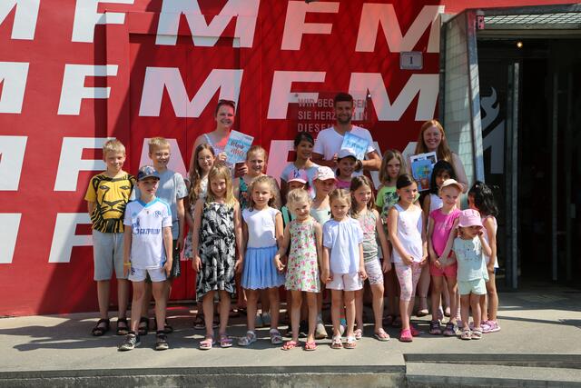 Kerstin Puntigam, Simon Braunsar und Magdalena Resch lasen den Kindern im Steirischen Feuerwehrmuseum Groß St. Florian vor.  | Foto: Cornelia Purr