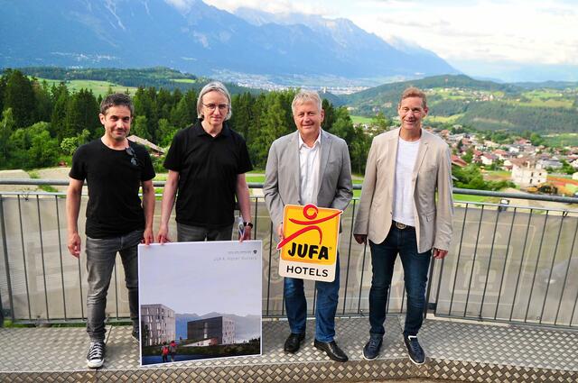 Beste Zusammenarbeit: Bgm. Hansjörg Peer, JUFA-Chef Gerhard Wendl und Architekt Andreas Scharmer mit einem Mitarbeiter | Foto: Hassl