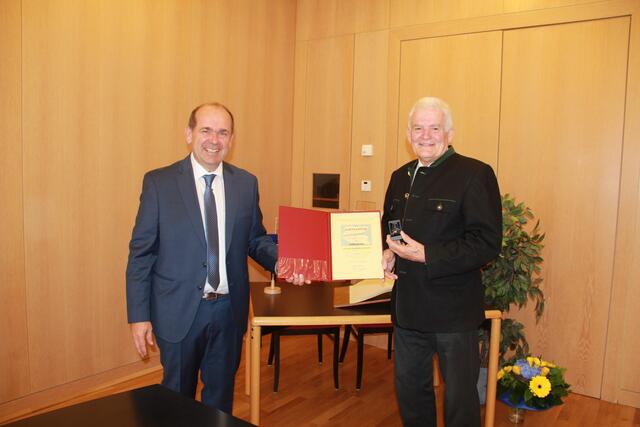 Aufgrund seiner zahlreichen Verdienste und seinem jahrzehntelangen Einsatz für die Hörschinger Bevölkerung verlieh der Gemeinderat Altbürgermeister Gunter Kastler (re.). den Ehrenring der Marktgemeinde Hörsching. | Foto: Marktgemeinde Hörsching