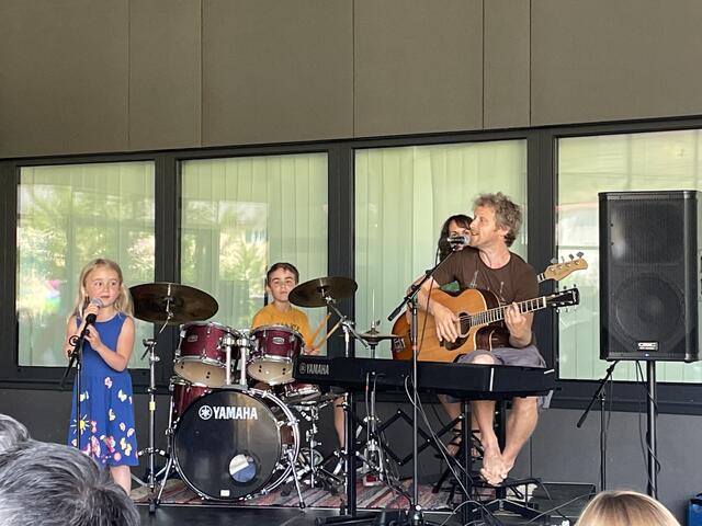 Begeisterten die Gäste: Alma (7), Lion (9), Sandra und Stefan von den Family Tones | Foto: KK