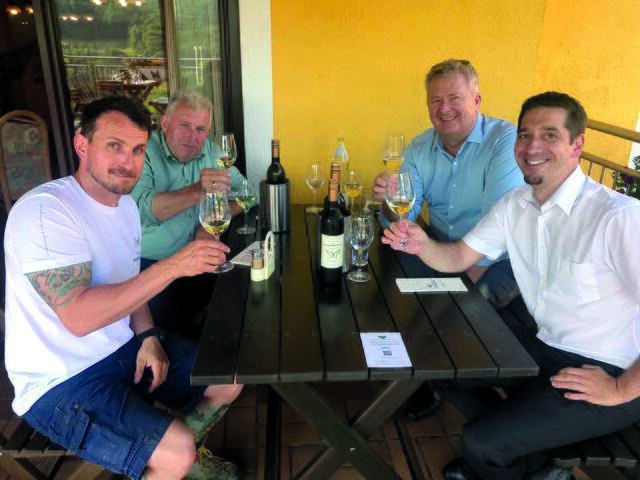 Gratulierten persönlich zum IWC-Erfolg: Chris York (hinten rechts) und Christian Zechmeister (vorne rechts) mit Johann jun. und Johann Schneeberger. | Foto: KK