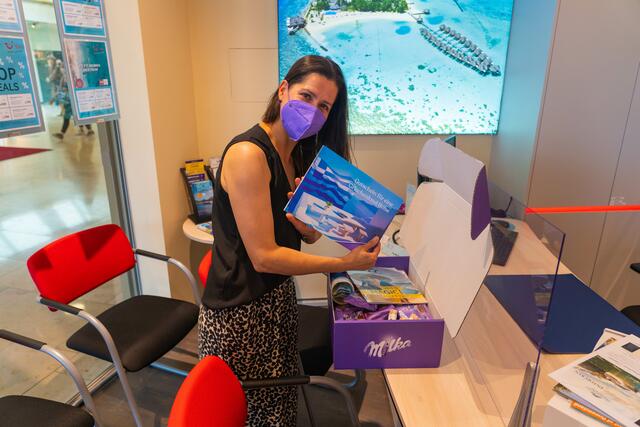 Nicola Öfner wurde von Milka überrascht und erhielt einen Reisegutschein.  | Foto: Milka