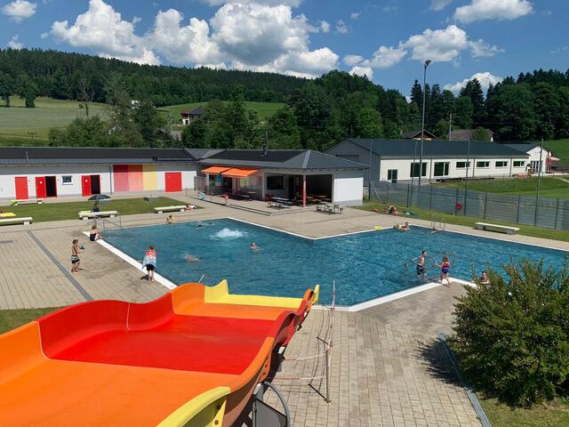 Im Rahmen des Ferienprogrammes finden im Freibad Helfenberg auch Tauch- und Schwimmkurse statt.
 | Foto: Gemeinde Helfenberg