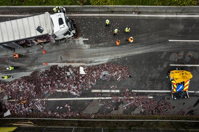 Die Getränkeflaschen verteilten sich auf der ganzen Fahrbahn – die A1 musste in Fahrtrichtung Linz gesperrt werden. | Foto: fotokerschi.at/Kerschbaummayr