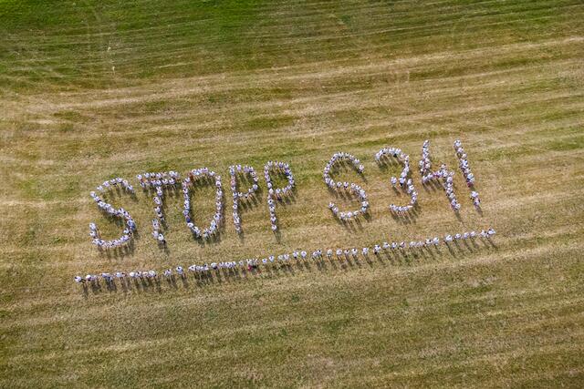 Trotz Hitze setzten rund 300 St. Pöltner und St. Pöltnerinnen als Menschenkette ein Protestzeichen gegen die geplante S34. | Foto: Klaudia H. Ratzinger