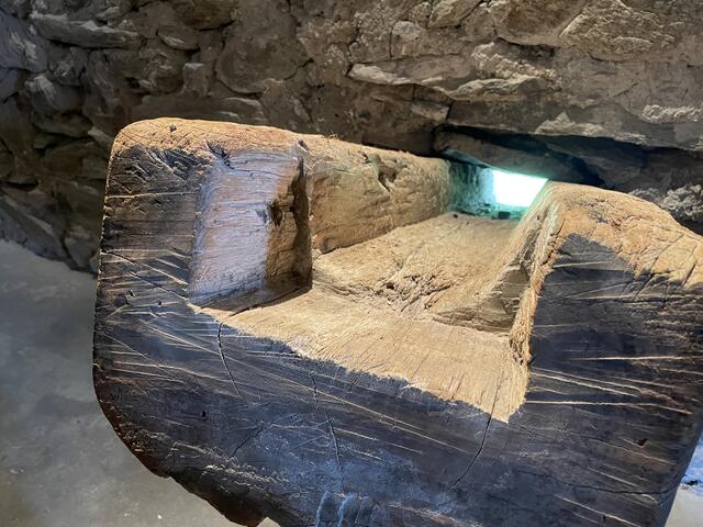 Das ist die "Såachrinne" in der fünften Burgfried-Etage. Dabei handelt es sich um einen Vorläufer des heutigen Pissoirs.