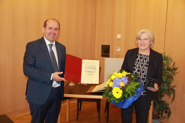 Rosemarie Leonhartsberger erhielt für ihr ehrenamtliches Engagement das Ehrenzeichen in Silber verliehen.

 | Foto: Marktgemeinde Hörsching