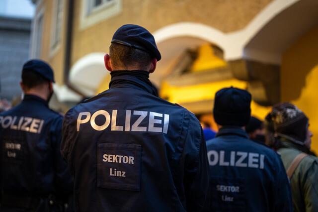 Trotz Lockdown sperrte eine Linzer Gastronomin im Jänner ihr Lokal auf. Die Polizei rückte mit 25 Mann an und verteilte 96 Anzeigen. | Foto: fotokerschi.at