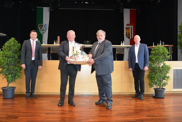 Bezirkshauptmann Gerald Kronberger, der scheidende Bürgermeistersprecher Franz Zehentner, der neue Bürgermeistersprecher Josef Leimer und sein Stellvertreter Christoph Weitgasser (von links nach rechts). | Foto: BH Braunau