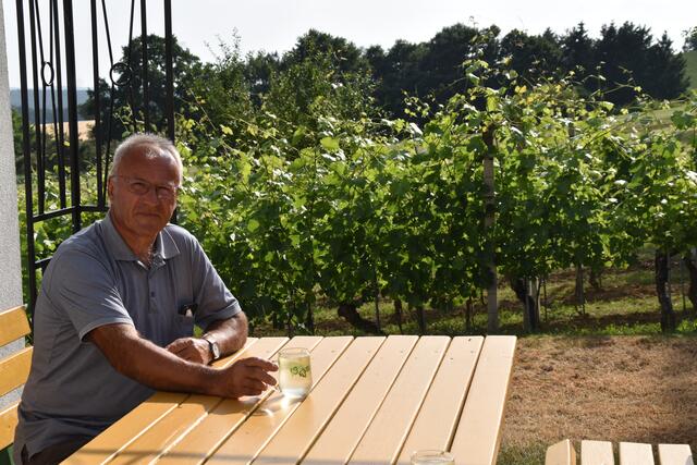 Manfred Faterl genießt die Zeit im Weingarten und seinem Keller. | Foto: Michael Strini
