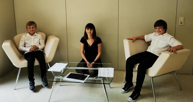 Die jungen Pianisten in der Komfortzone in der Landesmusikschule Wels v.l.: Theodor Hauer, Cornelia Steinschaden-Wögerer, David Freund | Foto: Privat