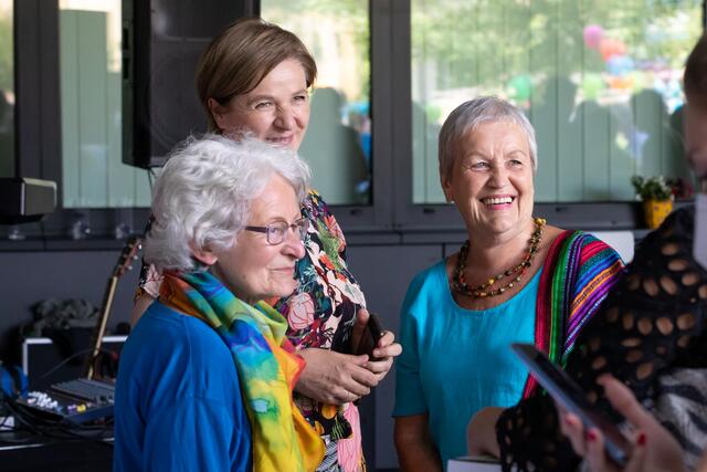Die beiden Rainbows-Gründerinnen Waltraud Pritz (l.) und Lin de Glockner (r. ) mit der Grazer Stadträtin Judith Schwentner | Foto: schubiduquartet.com