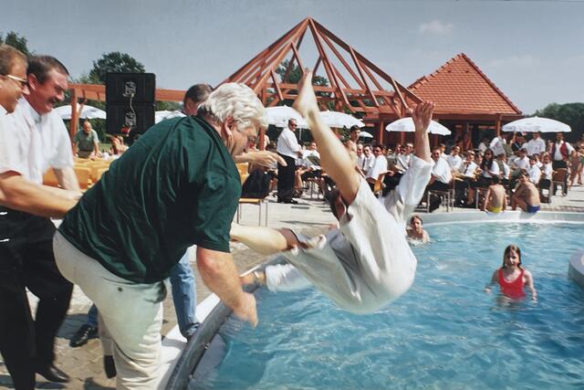 Die Leibnitzer Gemeindevertreter (im Bild Otto Haibl und Hans Kindermann) gingen bei der Baderöffnung in Leibnitz unerwartet baden. | Foto: Waltraud Fischer