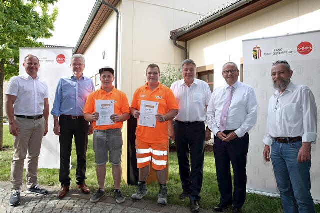 Walter Reich (Straßenmeisterei Altheim), Peter Csar, Florian Brandl (Straßenmeisterei Peuerbach), Hubert Naderer (Straßenmeisterei Grein), LR Mag. Günther Steinkellner, Landtagspräsident Wolfgang Stanek und  Johann Prenninger (Straßenmeisterei Obernberg am Inn) (v.l.) | Foto: Land OÖ/Daniel Kauder