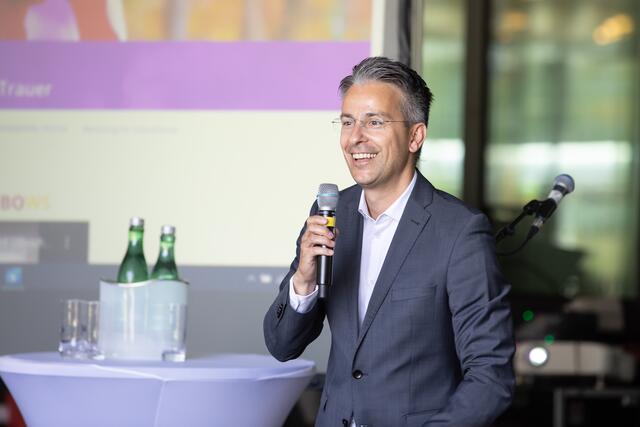 Der Grazer Stadtrat Kurt Hohensinner versorgte die Rainbows-Mitarbeiter mit einer riesigen Portion Mannerschnitten als "Nervennahrung" für ihre verantwortungs- und anspruchsvolle Aufgabe. | Foto: schubiduquartet.com