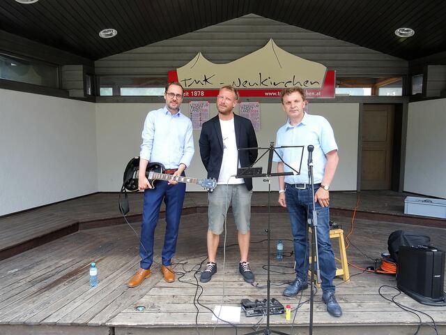 Jörg Zemmler begleitete sich selbst mit seiner Gitarre. | Foto: Tauriska