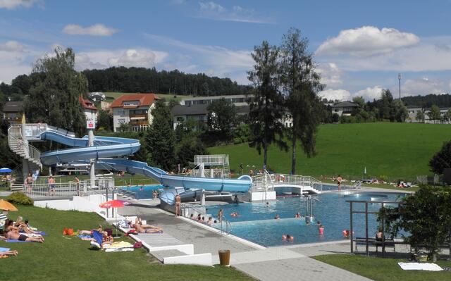 Action für Groß und Klein gibt‘s im AquaRo in Rohrbach-Berg. Hier findet man unter anderem ein Erlebnisbecken mit Strömungskanal und zwei Inselanlagen, eine Unterwassersprudelbank, ein zweiteiliges Kinderbecken und mehr. | Foto: Stadtgemeinde Rohrbach-Berg