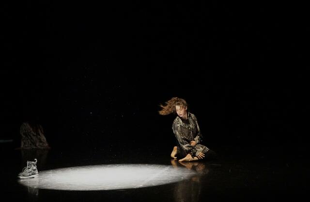 Die Tänzerin Bianca Bauer ist mit dem Stück "function properly" vertreten. | Foto: Arnau Morenau