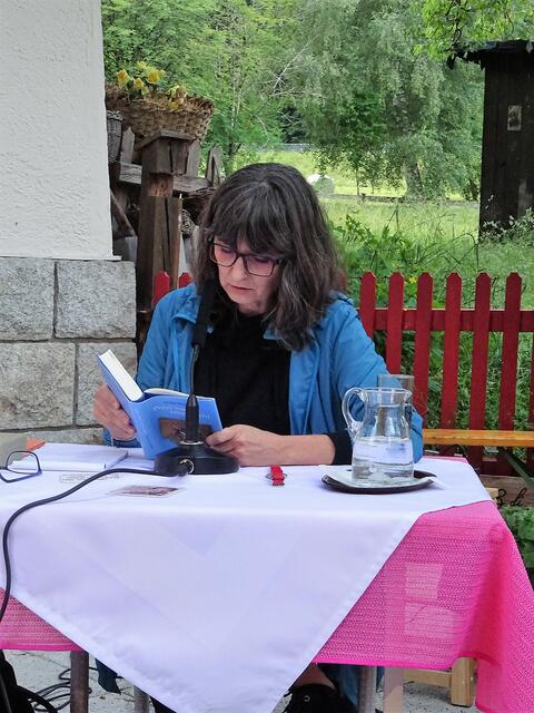 Karin Peschka schloss den Freitag im Pferdestall mit ihrer Lesung ab.  | Foto: Tauriska