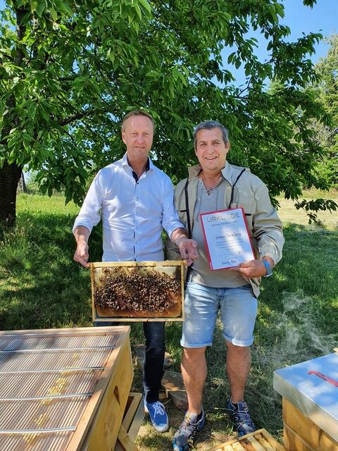 Mit einer Bienenpatenschaft können Imker und Bienen unterstützt werden. Klubobmann Johann Tschürtz und Imker Wolfgang Fasching. | Foto: FPÖ BGLD