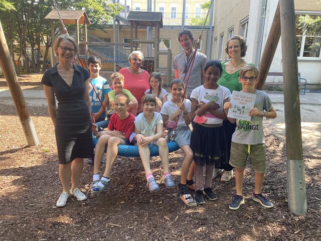 Bezirksvorsteherin Michaela Schüchner stattete der Volksschule Hochsatzengasse einen Besuch ab und sammelte die Sammelmappe mit Ideen der Schüler ein. | Foto: Patricia Hillinger