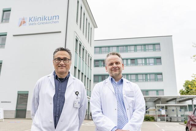 Primar Günter Schmiedhuber, Leiter der Abteilung für Unfallchirurgie, und Primar Björn Rath, Leiter der Abteilung für Orthopädie und chirurgische Orthopädie, beide Klinikum Wels-Grieskirchen. | Foto: Klinikum Wels-Grieskirchen / Nik Fleischmann
