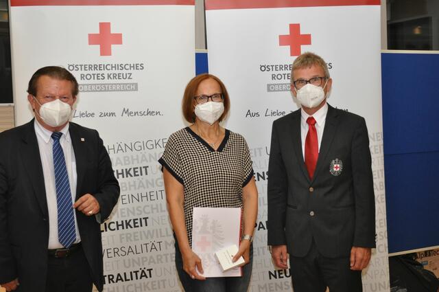 Bezirksstellenleiter-Stv Wilfried Scharf, Ortsstellenleiterin Christine Holzmann, Bezirksgeschäftsleiter Herbert Markler (v. l.).
 | Foto: ÖRK/LV OÖ/Martin Steinerberger